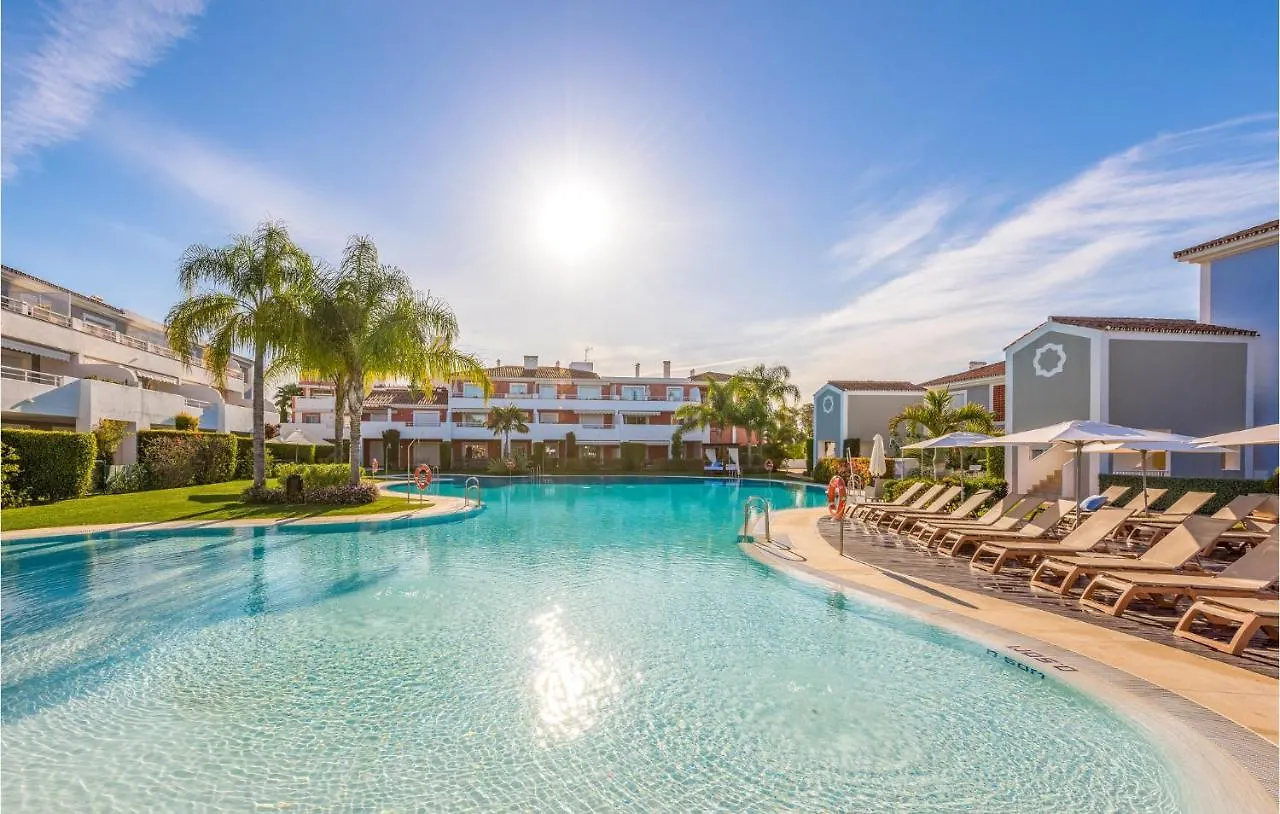 Stunning Apartment In Estepona With Kitchenette