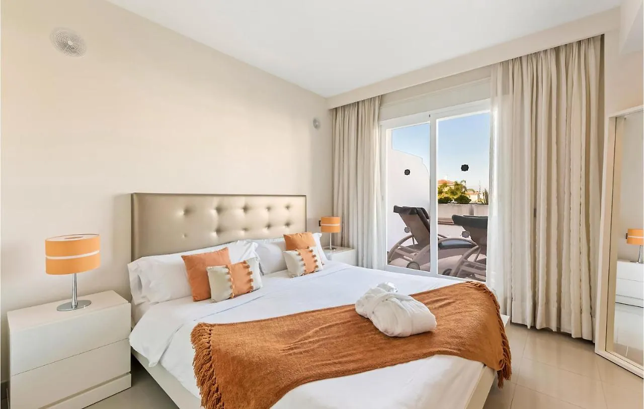 Stunning Apartment In Estepona With Kitchenette